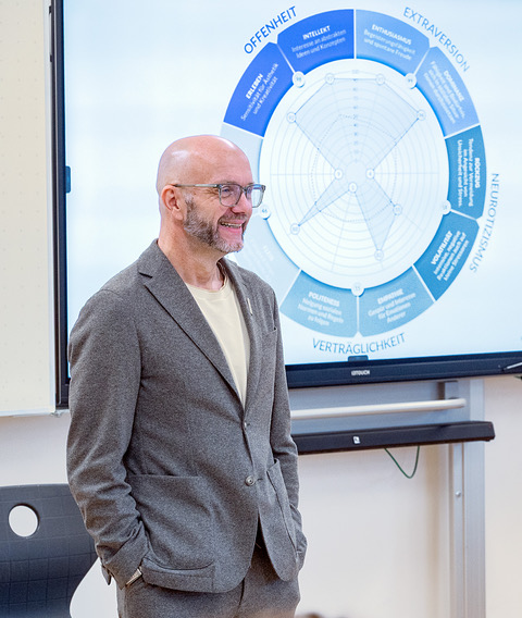 Michael Ehlers während eines Workshops vor einem Persönlichkeitsmodell